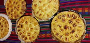 Photo de plusieurs tartes aux pommes sur une table