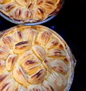 Photo de deux tartes aux pommes dorées au four